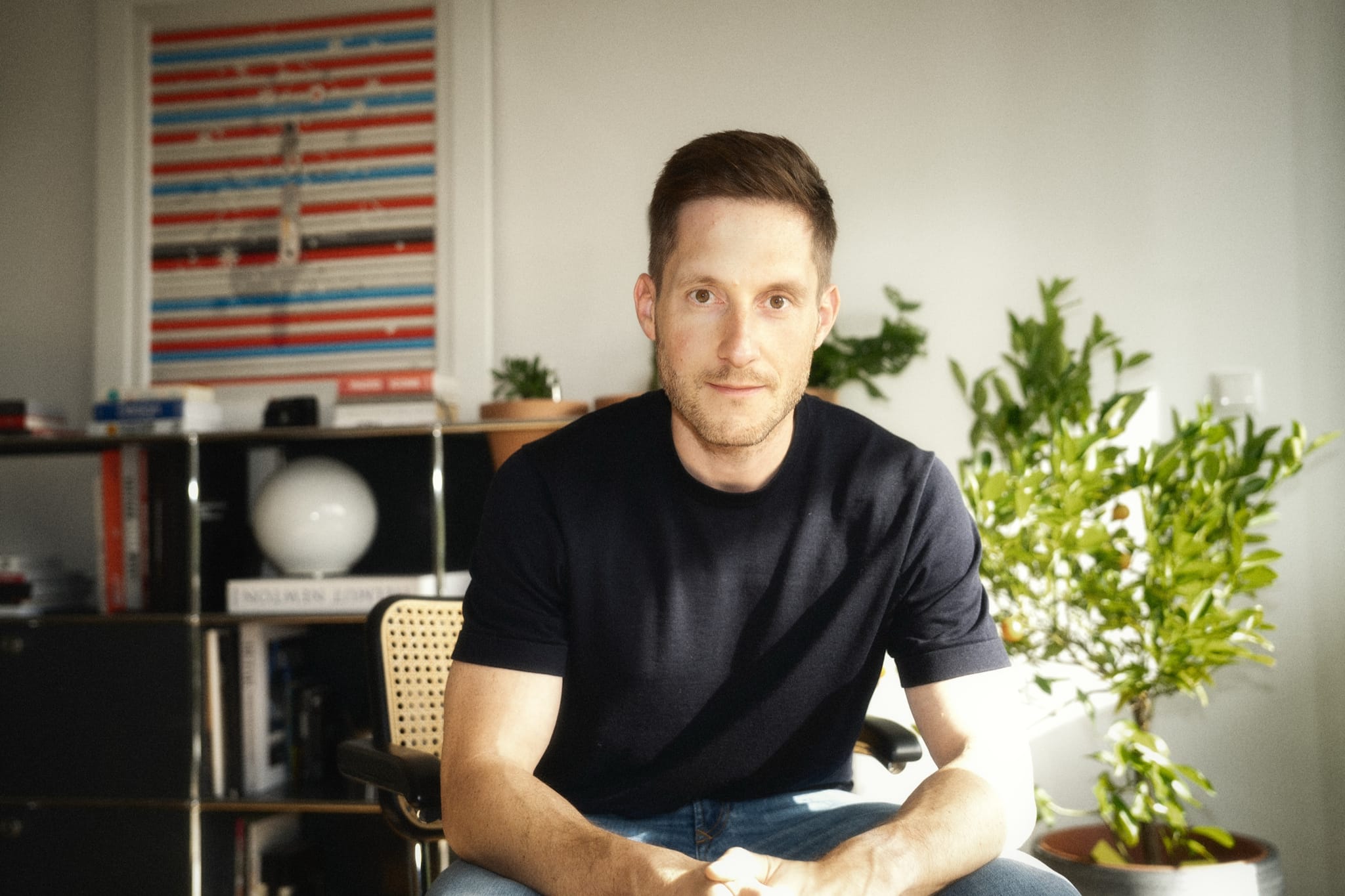 Julian Jankowski in einem hellen Raum